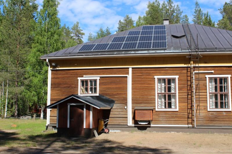 Höljäkkä – Verkkoon kytketty sähkövarastollinen aurinkosähköjärjestelmä tehostajilla